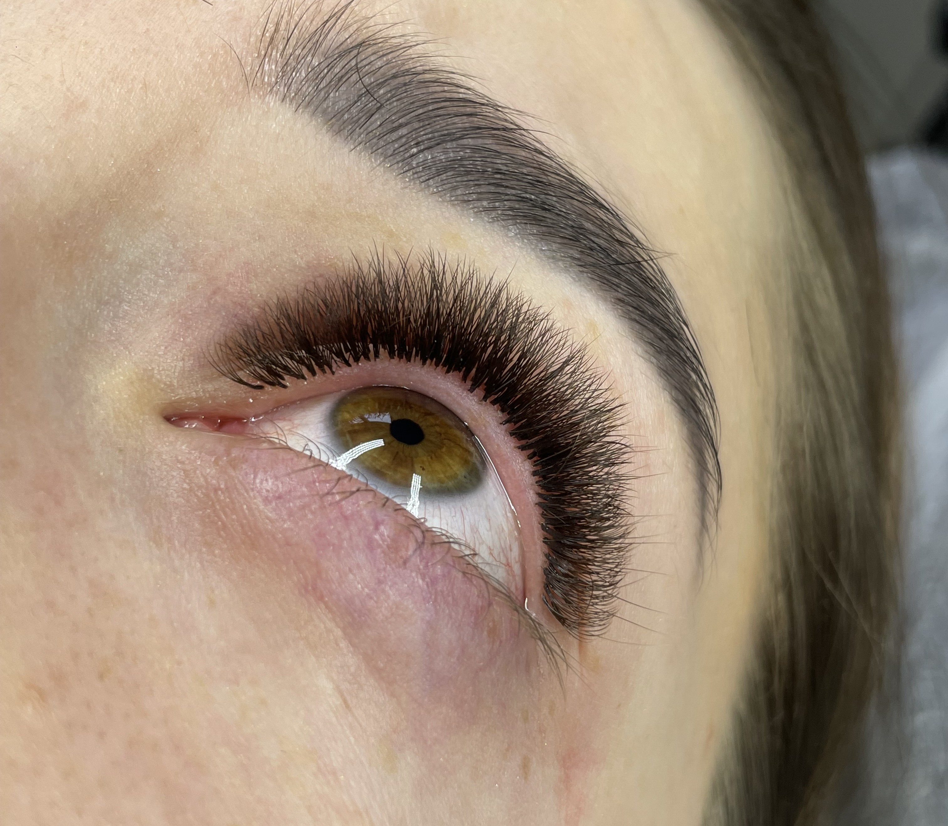 Uczciwość w pracy stylistki rzęs – dlaczego to podstawa sukcesu?